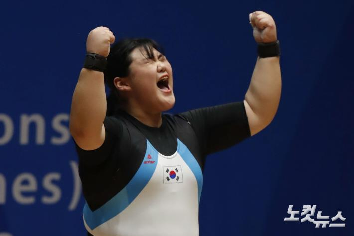 아시아 유소년·주니어 역도선수권 대회에서 세계신기록을 세우고 기뻐하는 박혜정. 박종민기자