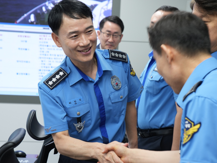 18일 오전 하만식 해양경찰청장이 취임식에 앞서 본청 상황실을 먼저 찾아 직원들을 격려했다. 해경청 제공