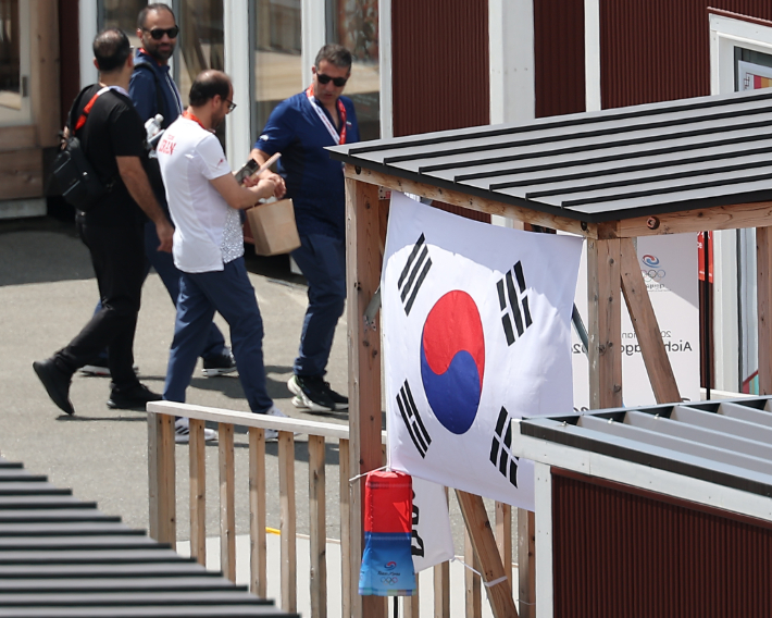 2026 아이치·나고야 아시안게임 개막을 이틀 앞둔 17일 일본 나고야항 인근에 조성된 컨테이너형 목조 조립식 숙소 단지에 태극기와 청사 초롱이 걸린 모습. 연합뉴스 