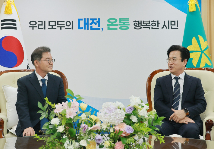 최재근 신임 원장(사진 왼쪽)과 허태정 대전시장. 대전시 제공