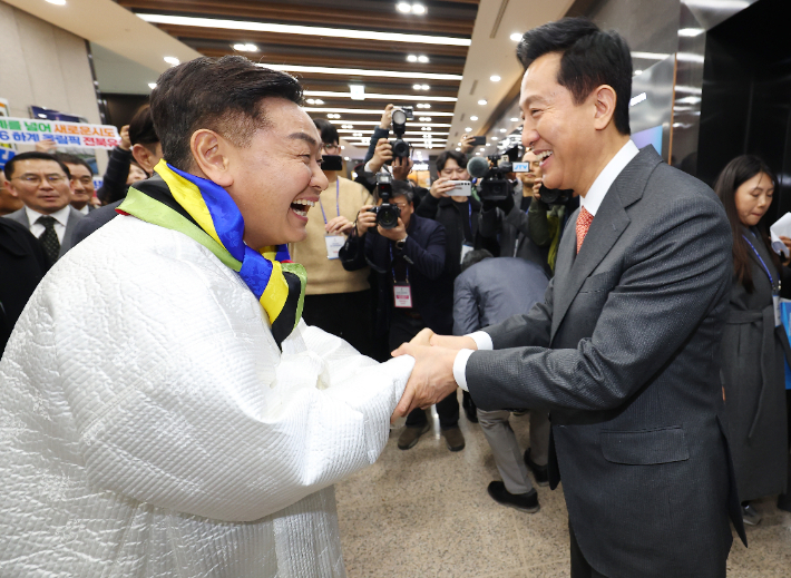 지난해 2월 28일 서울 송파구 올림픽파크텔에서 열린 대한체육회 대의원총회에서 2036 올림픽 유치에 도전하는 김관영 전북지사(사진 왼쪽)와 오세훈 서울시장이 악수하고 있다. 연합뉴스
