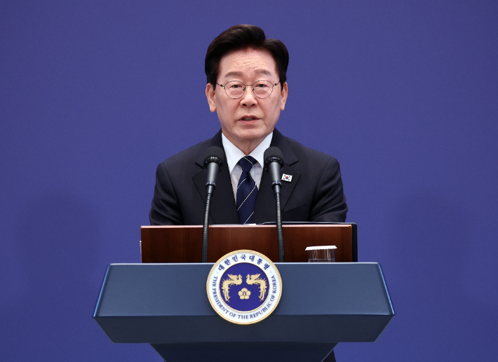 이재명 대통령이 18일 청와대 영빈관에서 열린 기자회견에서 발언하고 있다. 연합뉴스