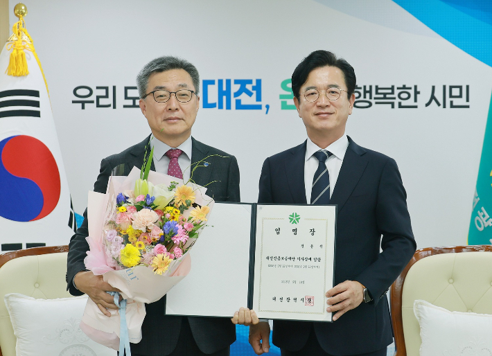 전용석 신임 이사장(사진 왼쪽)과 허태정 대전시장. 대전시 제공