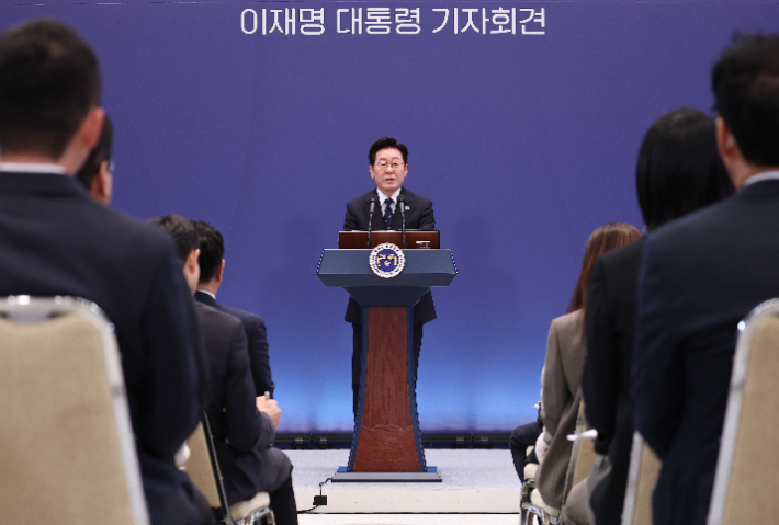 이재명 대통령이 18일 청와대 영빈관에서 기자회견을 하고 있다. 연합뉴스