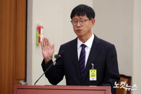 최길수 특별감찰관 후보자가 18일 서울 여의도 국회에서 열린 인사청문회에서 선서를 하고 있다.