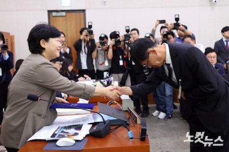 최길수 특별감찰관 후보자가 18일 서울 여의도 국회에서 열린 인사청문회에서 서영교 위원장에게 선서문을 전달하고 있다.