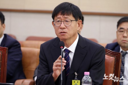 최길수 특별감찰관 후보자가 18일 서울 여의도 국회에서 열린 인사청문회에서 의원 질의에 답변을 하고 있다.