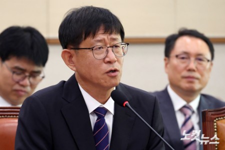 최길수 특별감찰관 후보자가 18일 서울 여의도 국회에서 열린 인사청문회에서 의원 질의에 답변을 하고 있다.