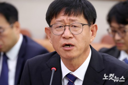 최길수 특별감찰관 후보자가 18일 서울 여의도 국회에서 열린 인사청문회에서 의원 질의에 답변을 하고 있다.