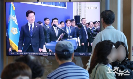 이 대통령 기자회견 지켜보는 시민