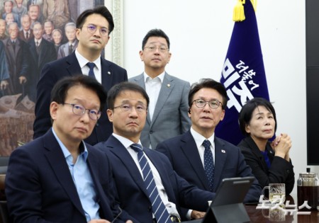 이재명 대통령 기자회견 방송 시청하는 민주당 지도부