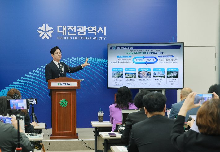 허태정 대전시장이 18일 기자회견을 열고 방산 소부장 특화단지 지정과 관련해 설명하고 있다. 대전시 제공