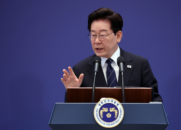 이재명 대통령이 18일 청와대 영빈관에서 열린 기자회견에서 취재진 질문에 답하고 있다. 연합뉴스