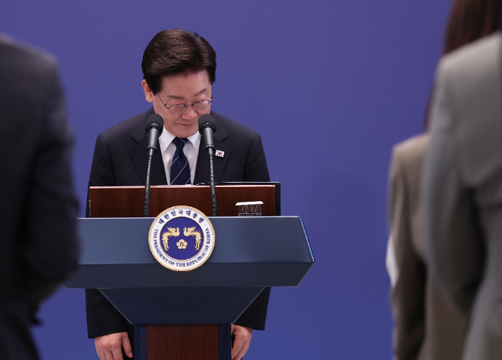 이재명 대통령이 18일 청와대 영빈관에서 기자회견에 앞서 인사하고 있다. 연합뉴스