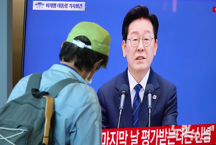18일 오전 서울역 대합실에서 이재명 대통령의 기자회견 방송이 생중계되고 있다. 박종민 기자
