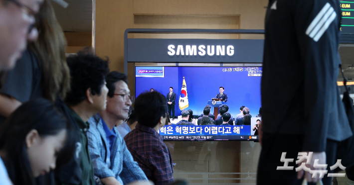 18일 오전 서울역 대합실에서 이재명 대통령의 기자회견 방송이 생중계되고 있다. 박종민 기자