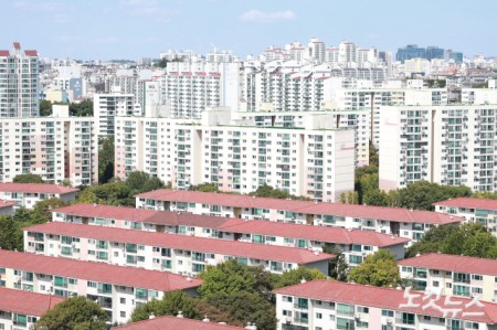 지난 7월에도 서울 아파트값이 상승세를 이어가면서 작년 같은 달과 비교해 15%가량 높아진 것으로 나타난 가운데 18일 서울 양천구의 한 아파트 단지 모습.7월 서울 아파트 매매 실거래가격은 전월 대비 1.93% 상승했다. 작년 7월과 비교하면 서울 아파트값은 1년 만에 14.56% 올랐다.