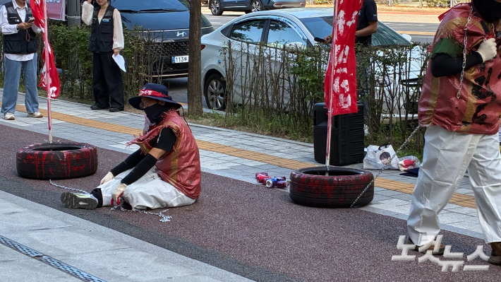 민주노총 공공운수노조 화물연대 서울경기지역본부 한국타이어지회가 18일 경기 성남시 분당구 판교 한국타이어 본사 앞에서 '일방적 권역축소-물량이관으로 조합원 생존권 위협하는 권역축소 즉각 철회 및 한국타이어 규탄 기자회견'을 열고 3시간이 넘는 항의 행동을 벌였다. 김수진 기자