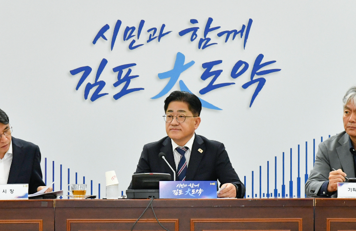 지난달 김포시 확대간부회의에서 이기형 김포시장이 회의를 주재하고 있는 모습. 김포시 제공