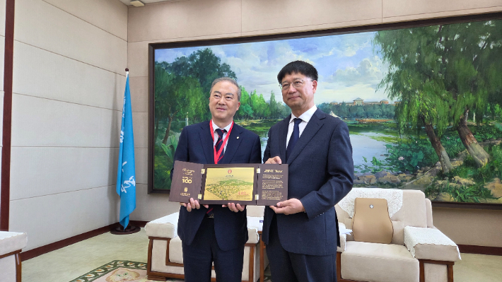 전북대학교 양오봉 총장이 지난 15일부터 17일까지 중국 길림대학 개교 80주년 기념행사에 참석해 장희 총장을 비롯한 세계 각국 대학 총장단과 만나 국제 교류협력 확대 방안을 논의했다. 전북대 제공
