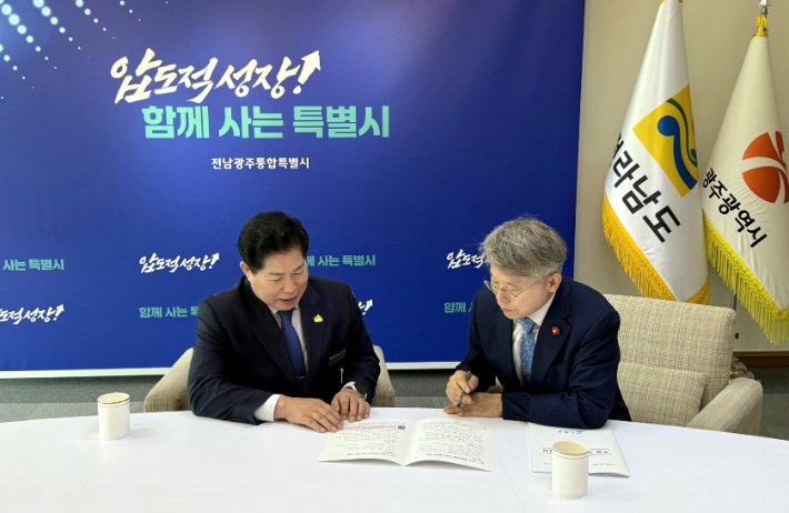 공영민(왼쪽) 고흥군수가 민형배 전남광주통합특별시장과 지역 현안사업에 대해 의견을 나누고 있다. 고흥군 제공