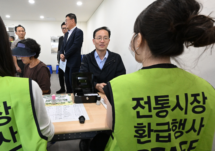 이형일 부총리 겸 재정경제부 장관 후보자가 18일 추석 명절 연휴에 앞서 성수품 물가.수급동향을 점검하고자 서울 노원구 공릉 도깨비시장을 방문해 온누리상품권 현장환급 행사에 참석해 운영상황을 점검하고 있다. 재정경제부 제공