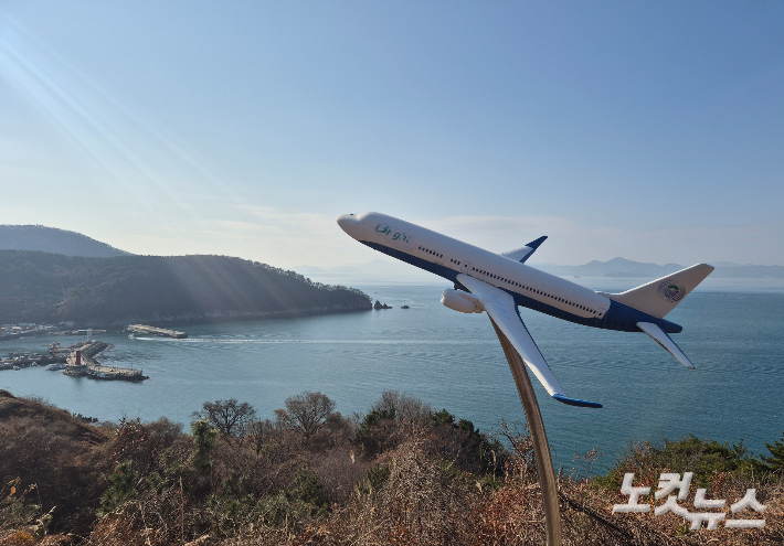 가덕도 대항전망대에서 바라본 가덕도신공항 예정 부지. 박중석 기자