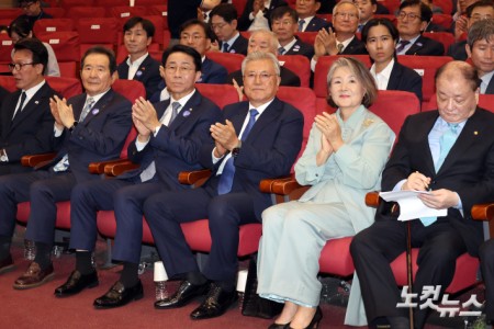 박수치는 문재인 전 대통령 내외