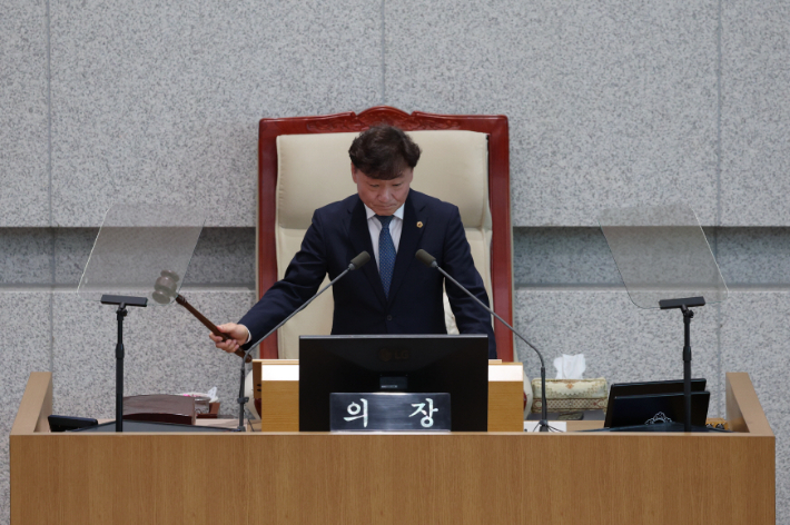 남종섭 경기도의회 의장이 18일 열린 제393회 임시회 제4차 본회의에서 추경 심의를 위해 정회를 선언한 뒤 의사봉을 두드리는 모습. 경기도의회 제공