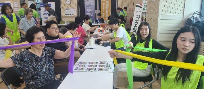 전북자원봉사센터는 18일 전주 큰나루종합사회복지관에서 청년 연합 봉사활동을 했다. 전북자원봉사센터 제공