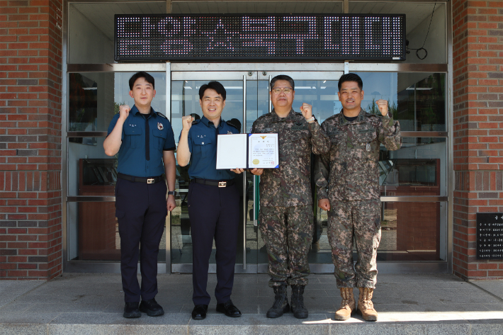 기념사진 촬여한 문봉기 상사. 육군제31보병사단 제공