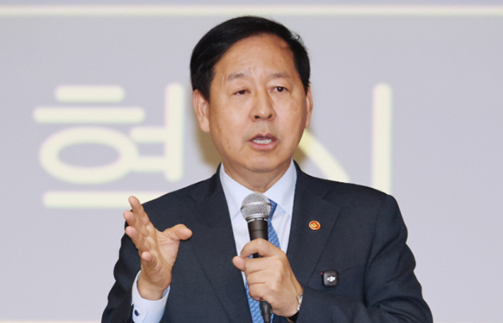 구윤철 부총리 겸 재정경제부 장관이 18일 세종시 정부세종청사에서 열린 이임식을 겸한 '마지막 타운홀 미팅'에서 강연하고 있다. 연합뉴스