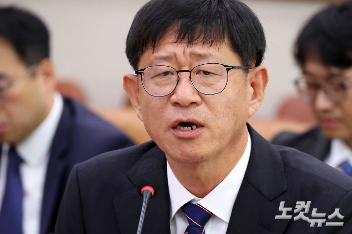 최길수 특별감찰관 후보자가 18일 서울 여의도 국회에서 열린 인사청문회에서 의원 질의에 답변을 하고 있다. 윤창원 기자