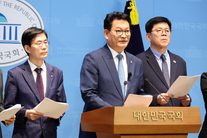 더불어민주당 송영길 의원(가운데), 국민의힘 조경태 의원(왼쪽), 조국혁신당 김준형 의원이 18일 국회 소통관에서 '한반도 평화체제 구축 및 북미정상회담 개최 촉구 결의안' 발의 기자회견을 열고 있다. 연합뉴스
