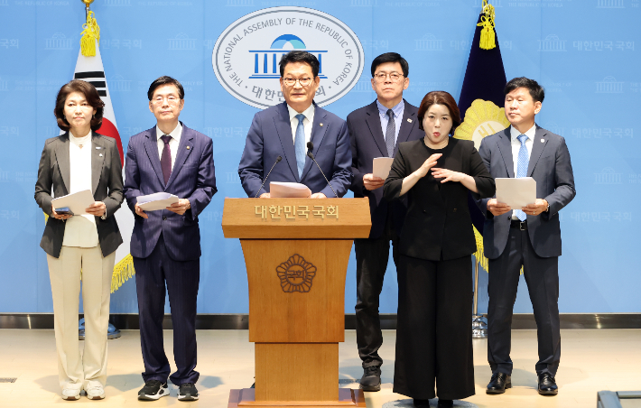 더불어민주당 송영길 의원(왼쪽 세 번째), 국민의힘 조경태 의원(왼쪽 두 번째), 조국혁신당 김준형 의원(왼쪽 네 번째)이 18일 국회 소통관에서 '한반도 평화체제 구축 및 북미정상회담 개최 촉구 결의안' 발의 기자회견을 열고 있다. 연합뉴스