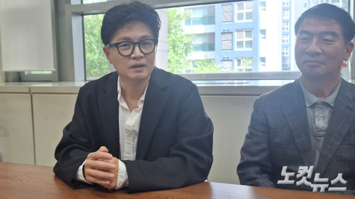 한동훈 의원이 17일 부산시의회 기자단 및 손상용 전 부산시의회 부의장(오른쪽)과 이야기 나누고 있다. 강민정 기자