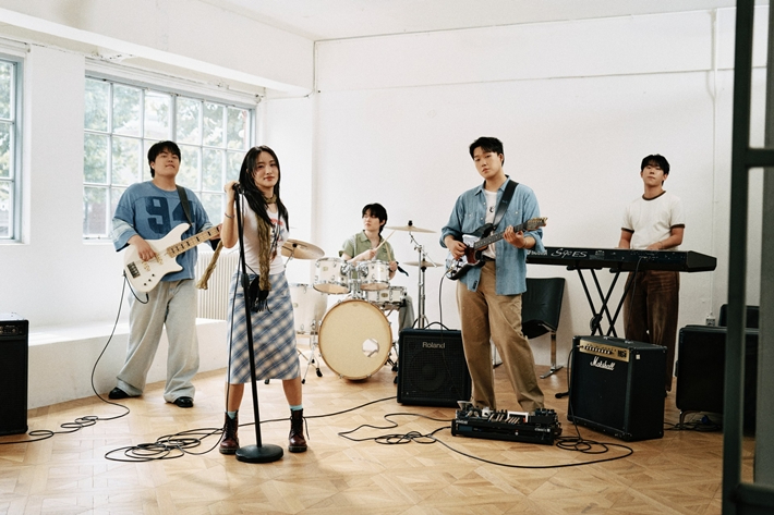 5인조 혼성 그룹 펜타클이 18일 저녁 6시 새 싱글 '으라차차'를 발매한다. TMEG그룹 제공
