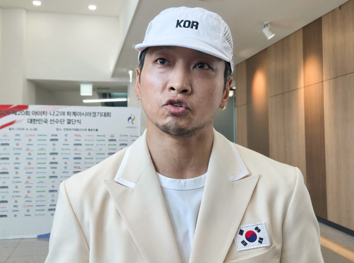 대한민국 브레이킹 국가대표 김홍열이 지난 3일 충북 진천 국가대표선수촌에서 열린 '2026년 아시안게임 선수단 결단식'에 참석해 인터뷰하고 있다. 연합뉴스