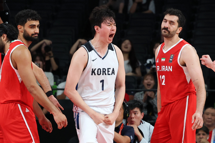 18일 일본 나고야 아이치 인터내셔널 아레나에서 열린2026 아이치·나고야 아시안게임 남자 농구 대한민국 대 이란 4강전. 한국 이현중이 팁인 성공 뒤 포효하고 있다. 연합뉴스 