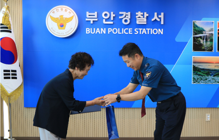 감사장을 받고 있는 이길순(87)씨. 전북 부안경찰서 제공