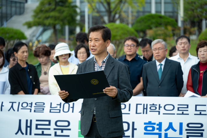 충남대학교 총동문회가 입장문을 발표하고 있다. 충남대 제공
