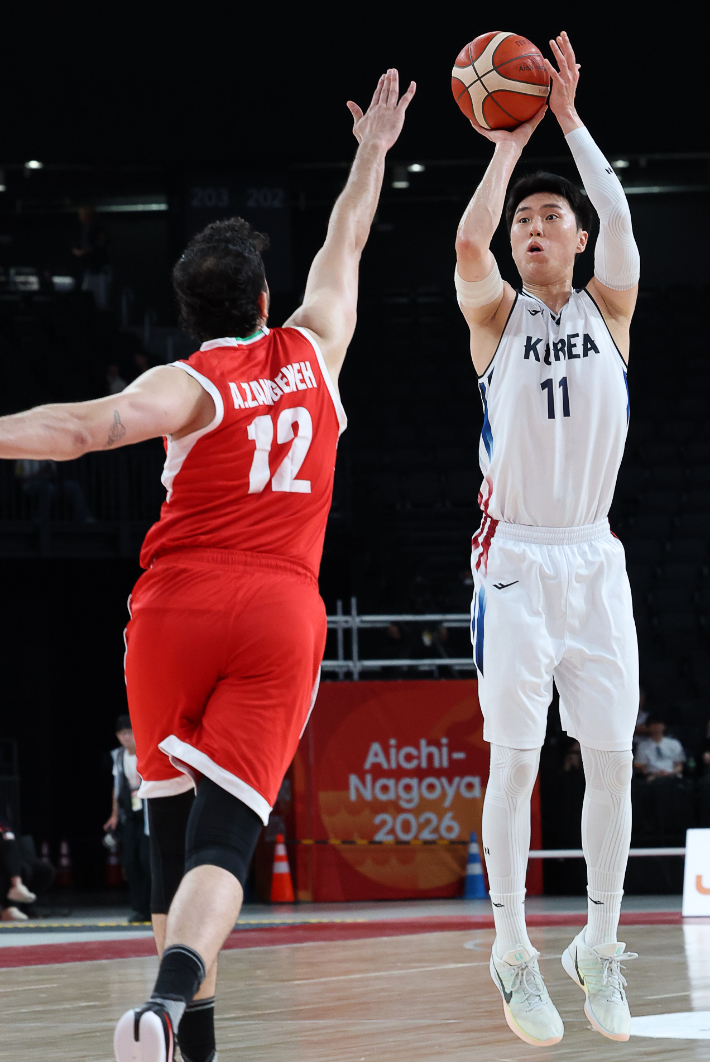 18일 일본 나고야 아이치 인터내셔널 아레나에서 열린2026 아이치·나고야 아시안게임 남자 농구 대한민국 대 이란 4강전. 한국 이우석이 슛을 시도하고 있다. 연합뉴스 