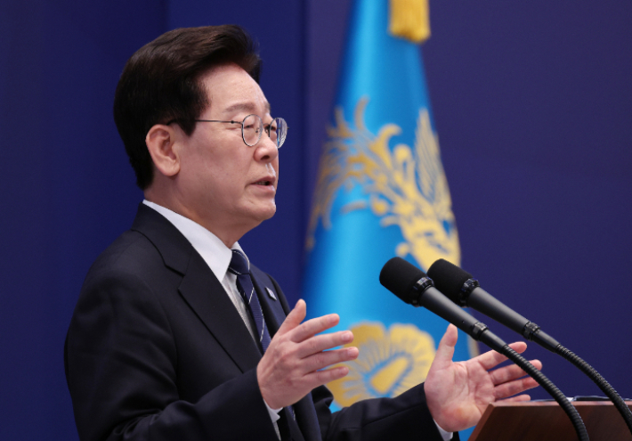 이재명 대통령이 18일 청와대 영빈관에서 열린 기자회견에서 취재진 질문에 답하고 있다. 연합뉴스