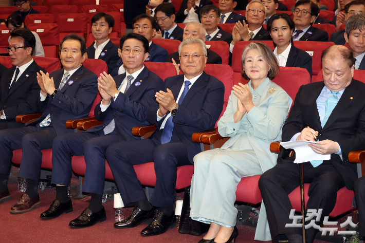 문재인 전 대통령과 김정숙 여사, 조정식 국회의장이 18일 서울 여의도 국회 의원회관에서 열린 9.19 평양공동선언 및 남북군사합의 8주년 기념식에서 박수를 치고 있다. 윤창원 기자