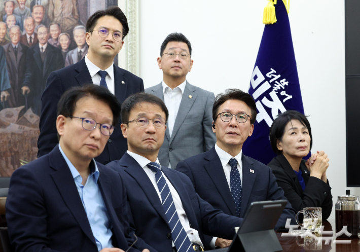 더불어민주당 김민석 대표 등 지도부가 18일 서울 여의도 국회에서 이재명 대통령 기자회견 방송을 시청하고 있다. 윤창원 기자