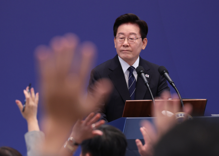 이재명 대통령이 18일 청와대 영빈관에서 열린 기자회견에서 취재진의 질문을 받고 있다. 연합뉴스