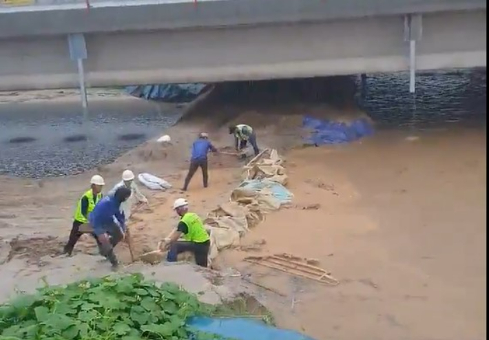 지난 2023년 7월 15일 붕괴 전 보수작업이 이뤄지고 있는 미호강 임시제방 현장 모습. 오송읍 주민 제공