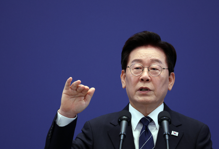 이재명 대통령이 18일 청와대 영빈관에서 열린 기자회견에서 취재진 질문에 답하고 있다. 연합뉴스
