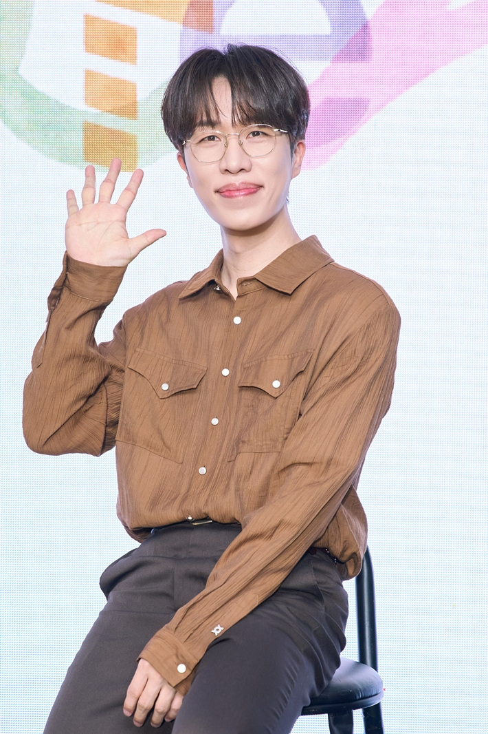 소란이 사진 촬영 시간에 포즈를 취하는 모습. 엠피엠지 제공