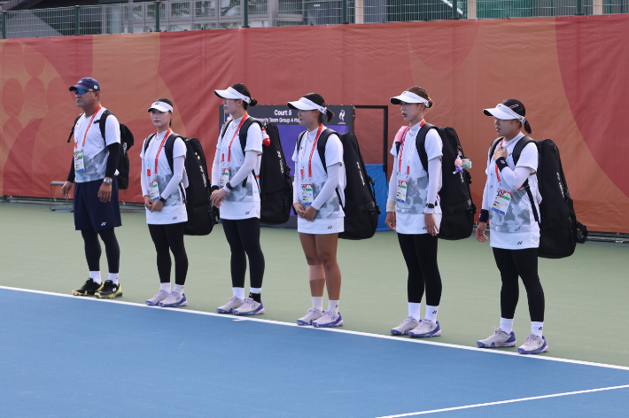 여자 대표팀 고복성 감독(왼쪽부터), 엄예진, 김연화, 황정미, 김한설, 이수진. 협회 